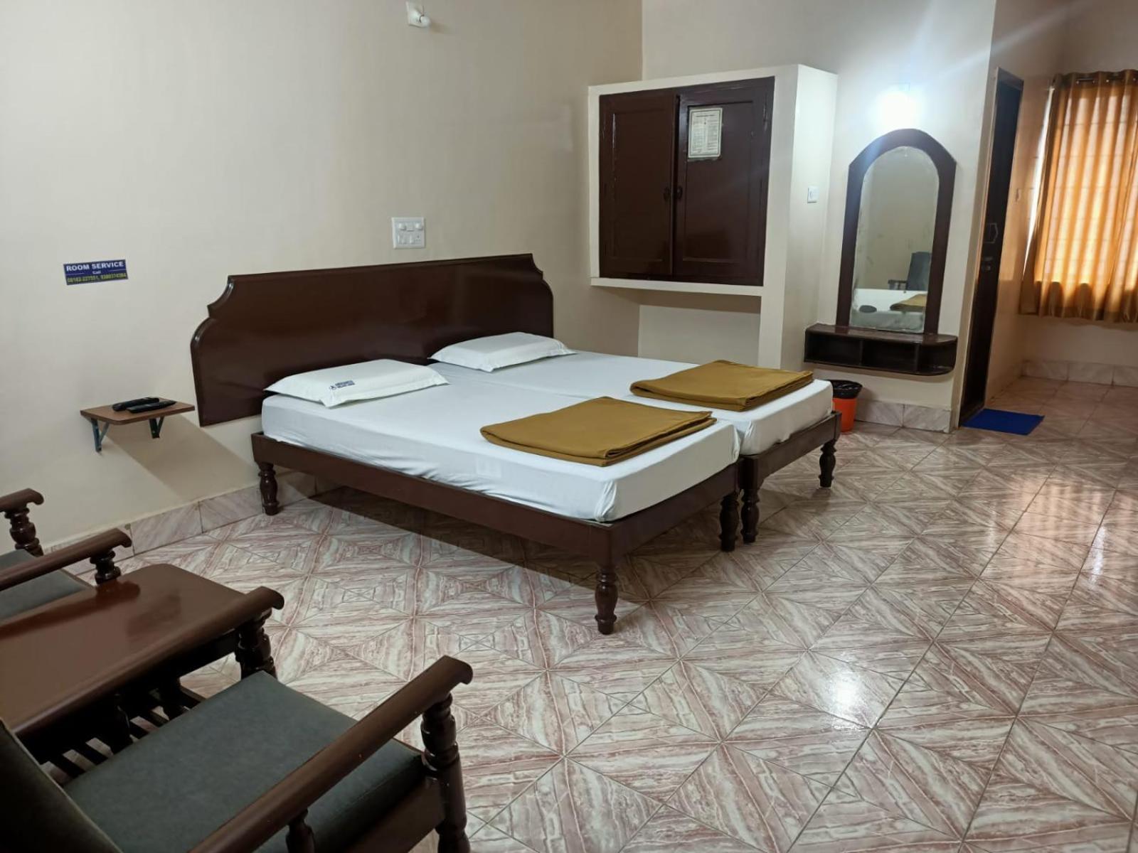 שימוגה Arihanth Deluxe Lodge מראה חיצוני תמונה